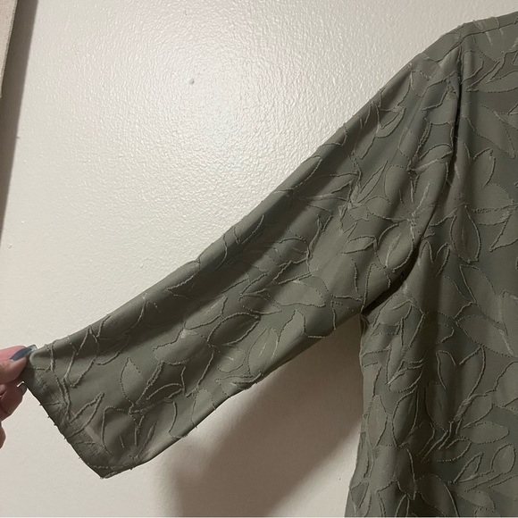 Chico's Size 2 Sage Green leaf textured Relaxed Tunic Top mature elegant - Picture 5 of 6